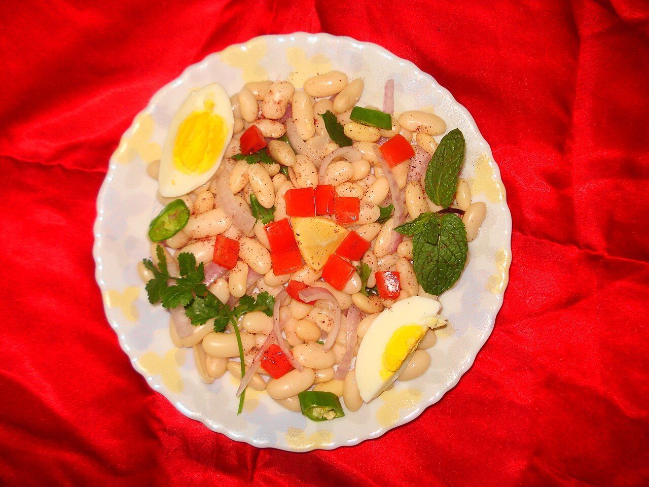 A versão tradicional desta salada turca inclui um ovo cozido com a gema mole, que é picado e misturado antes de o prato ser servido • Wikimedia Commons