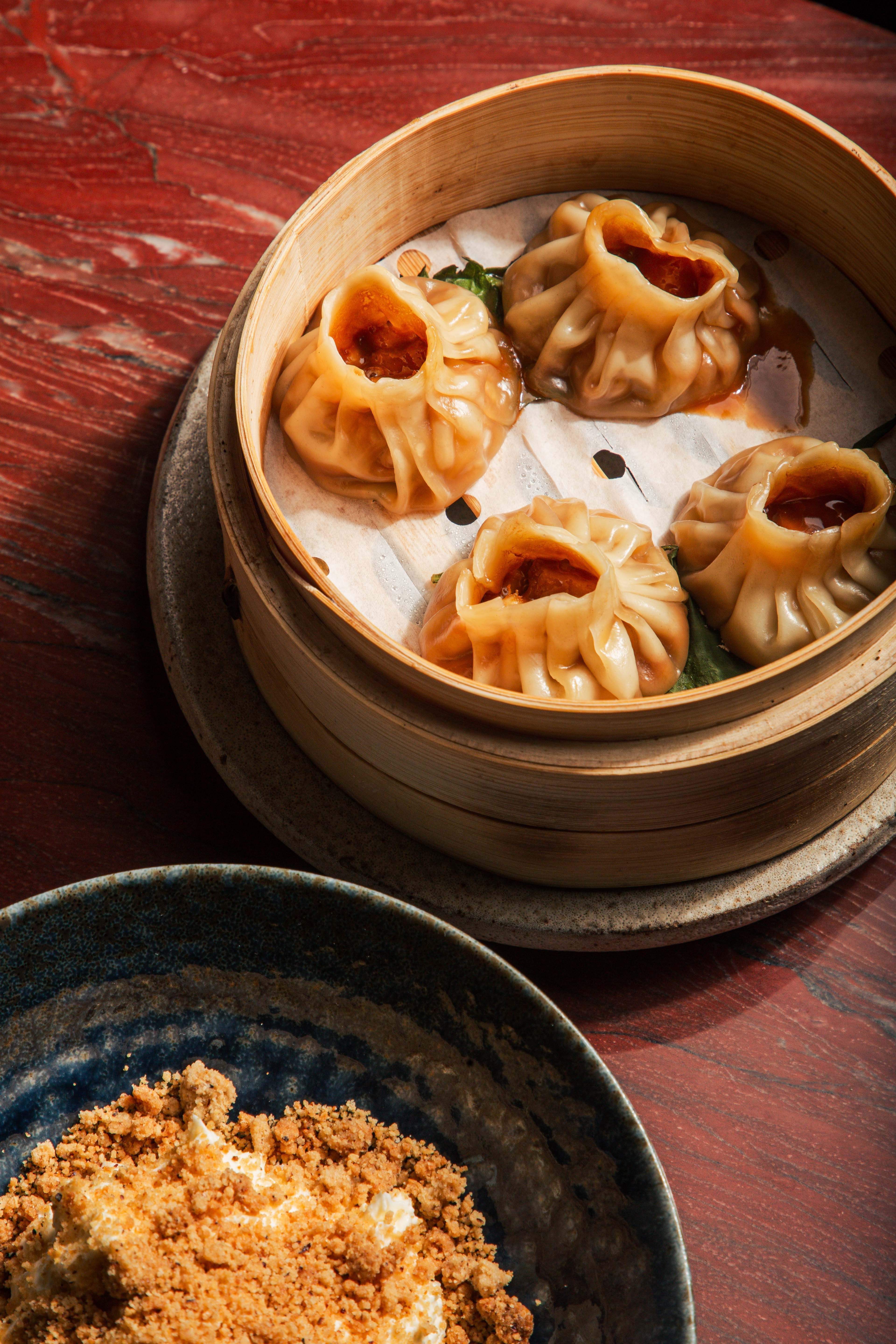 Sobremesa xiao long bao, bolinho chinês no vapor, recheado de banooffee • Rafael Mollica