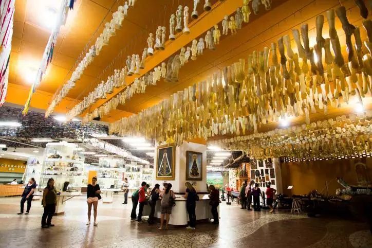Santuário de Aparecida tem uma sala dedicada a promessas dos devotos com objetos, fotos e histórias de fé • Reprodução site oficial Santuário