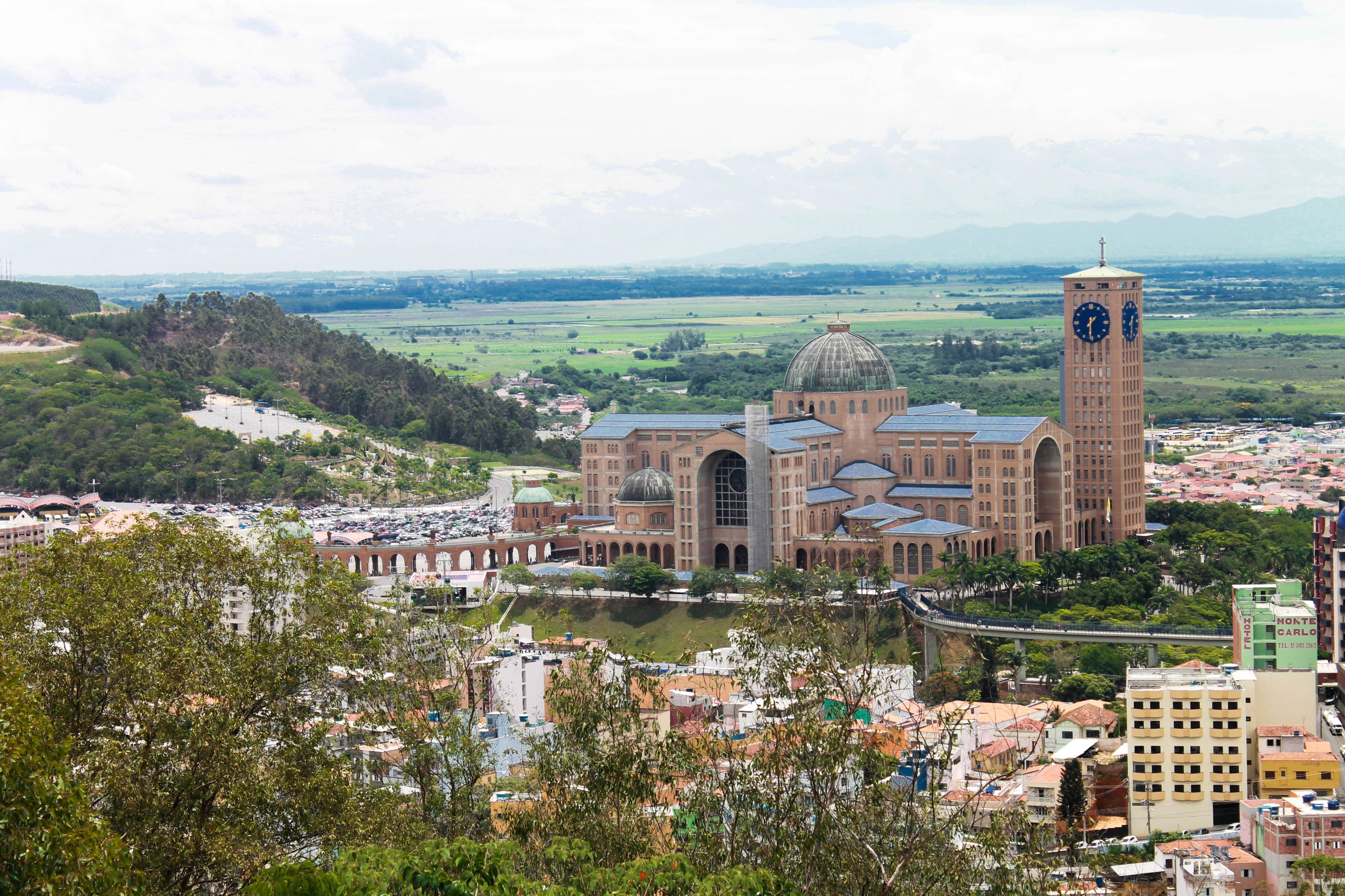 Considerado maior santuário mariano do mundo, complexo dedicado à Nossa Senhora Aparecida possui mais de 1,3 milhão de m² e quase 143 mil m² de área construída • Pexels