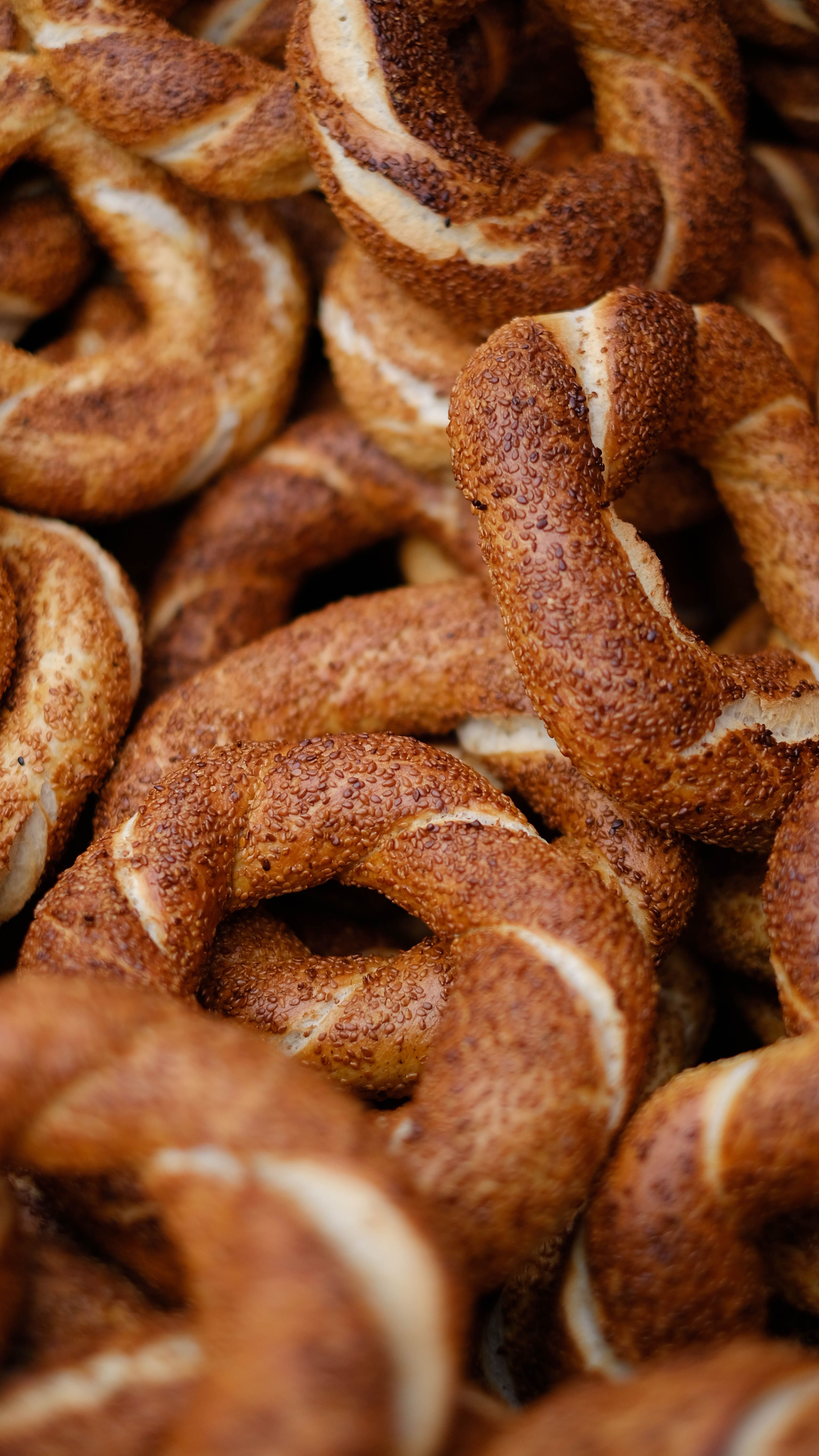 Também conhecido como "koulouri", este pão circular, geralmente coberto com sementes de gergelim, é uma das comidas de rua mais populares de Istambul, na Turquia • Pexels