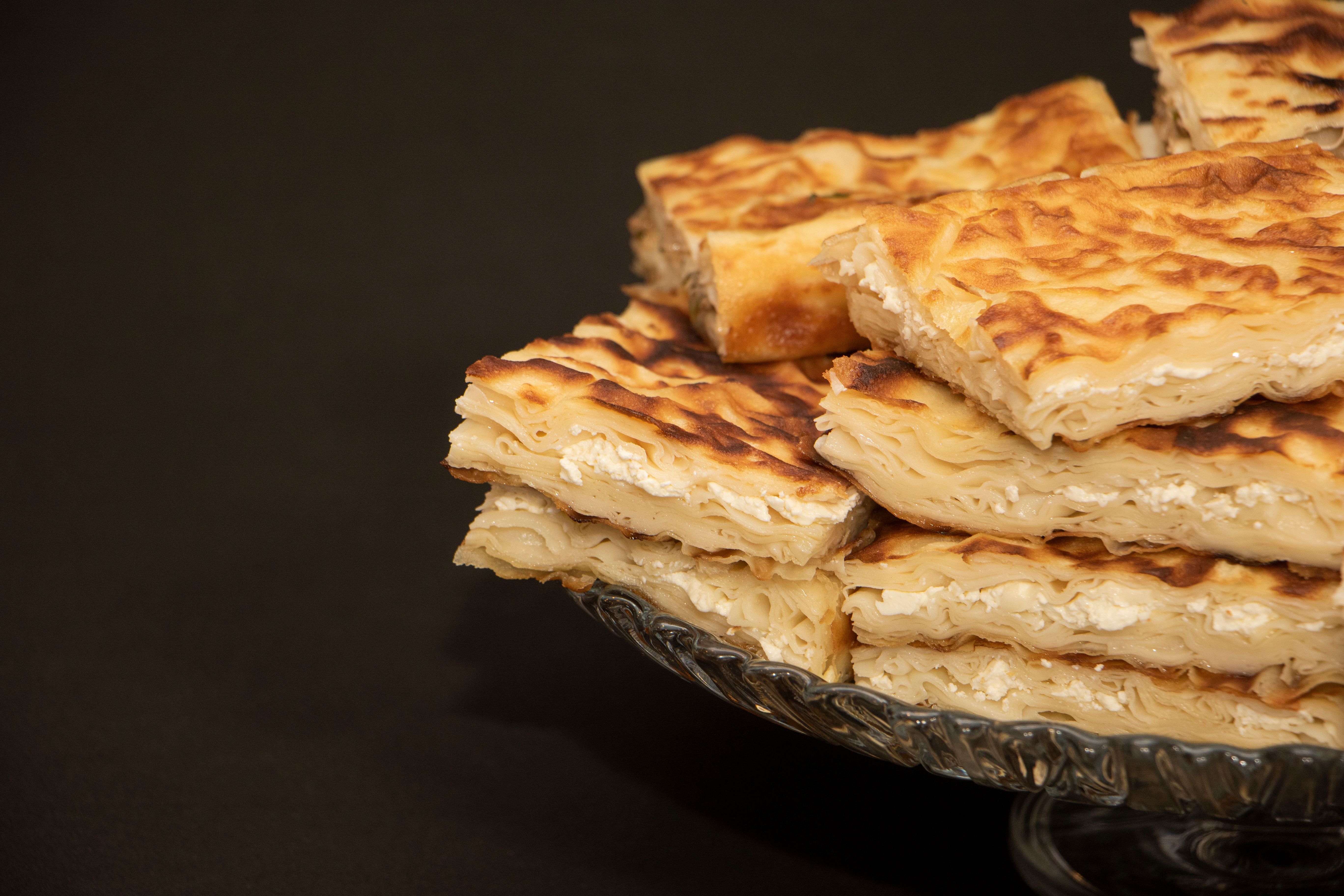Esta massa folhada salgada, extremamente popular, é feita com camadas de uma massa chamada "yufka" e um recheio de queijo branco • Pexels