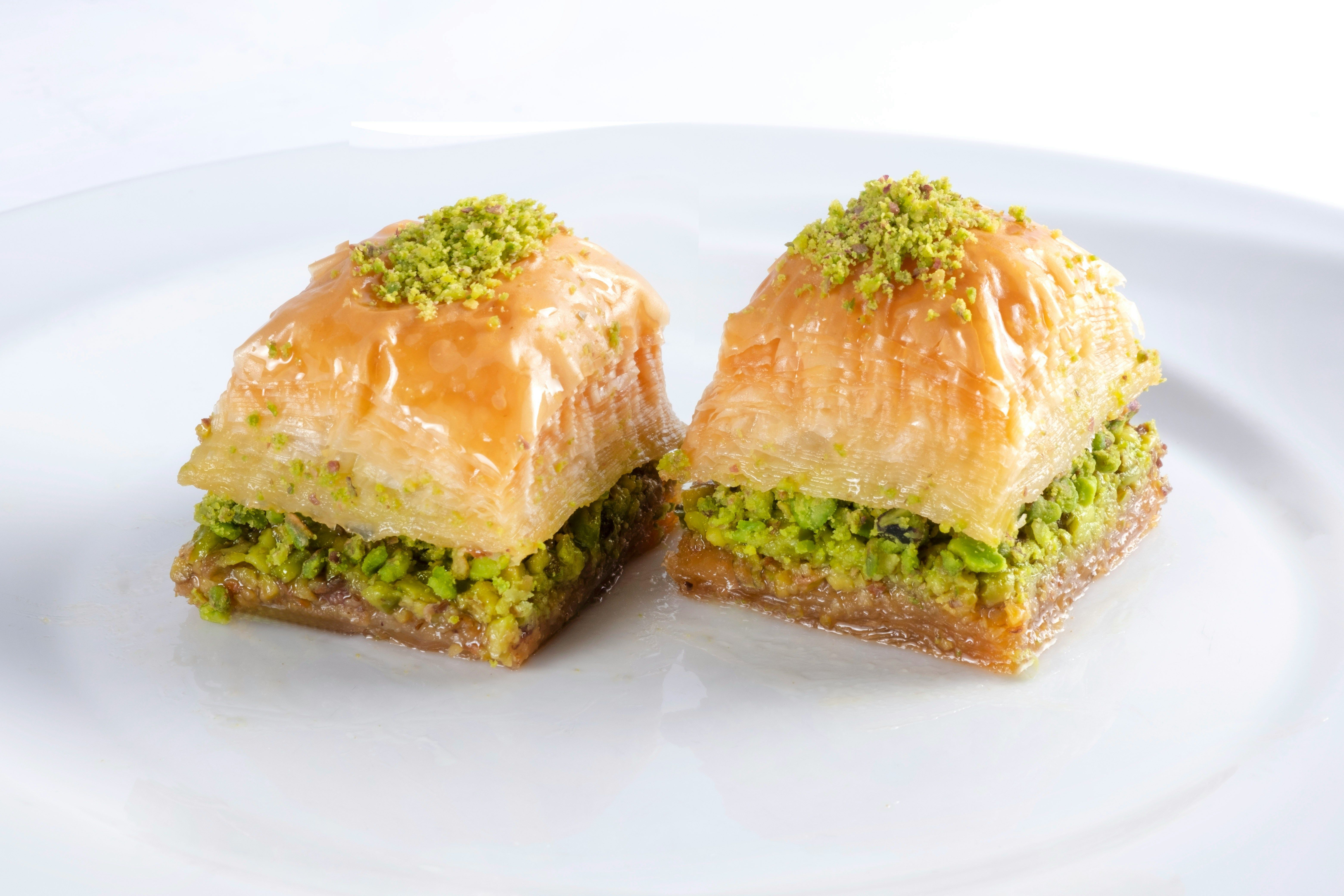 Uma das sobremesas mais conhecidas da Turquia, o baklava é feito de camadas de massa recheadas com nozes moídas, unidas por uma calda de mel antes de serem assadas • Ömer Haktan Bulut/Unsplash