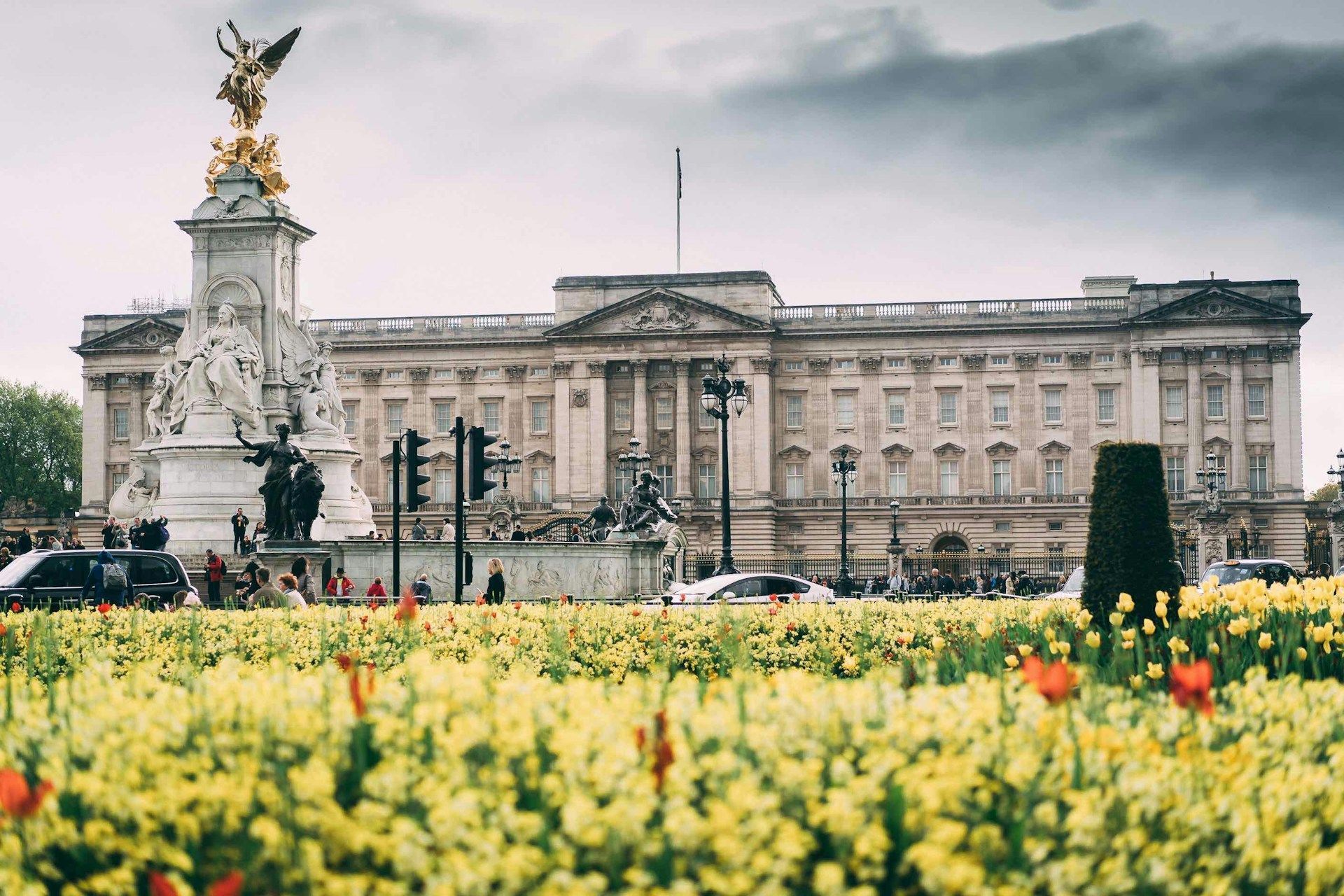 Em Londres, Palácio de Buckingham é a residência oficial e o principal local de trabalho do monarca do Reino Unido • Foto de Fernando Strabuli na Unsplash