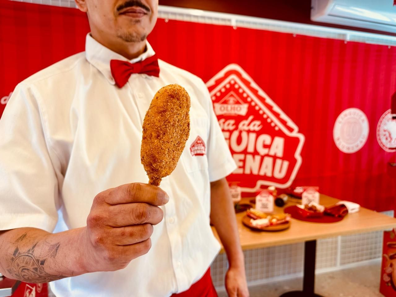 Picolé de linguiça, novidade da Casa da Linguiça, é servido no palito e recheado com queijo muçarela • Divulgação