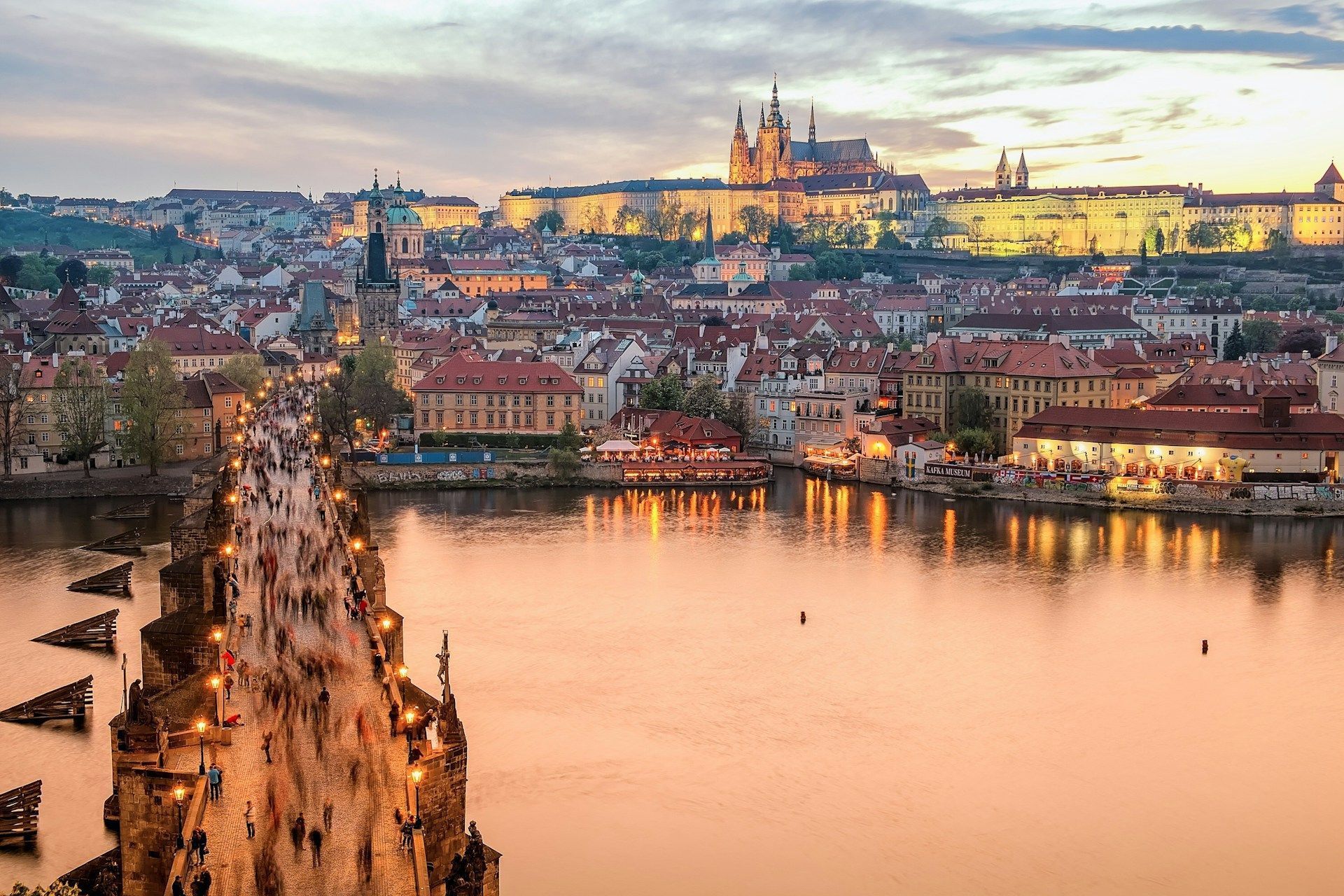 Ponte Carlos e o imponente Castelo de Praga ao fundo, cruzando o rio Vltava em Praga, na República Tcheca • Foto de William Zhang na Unsplash