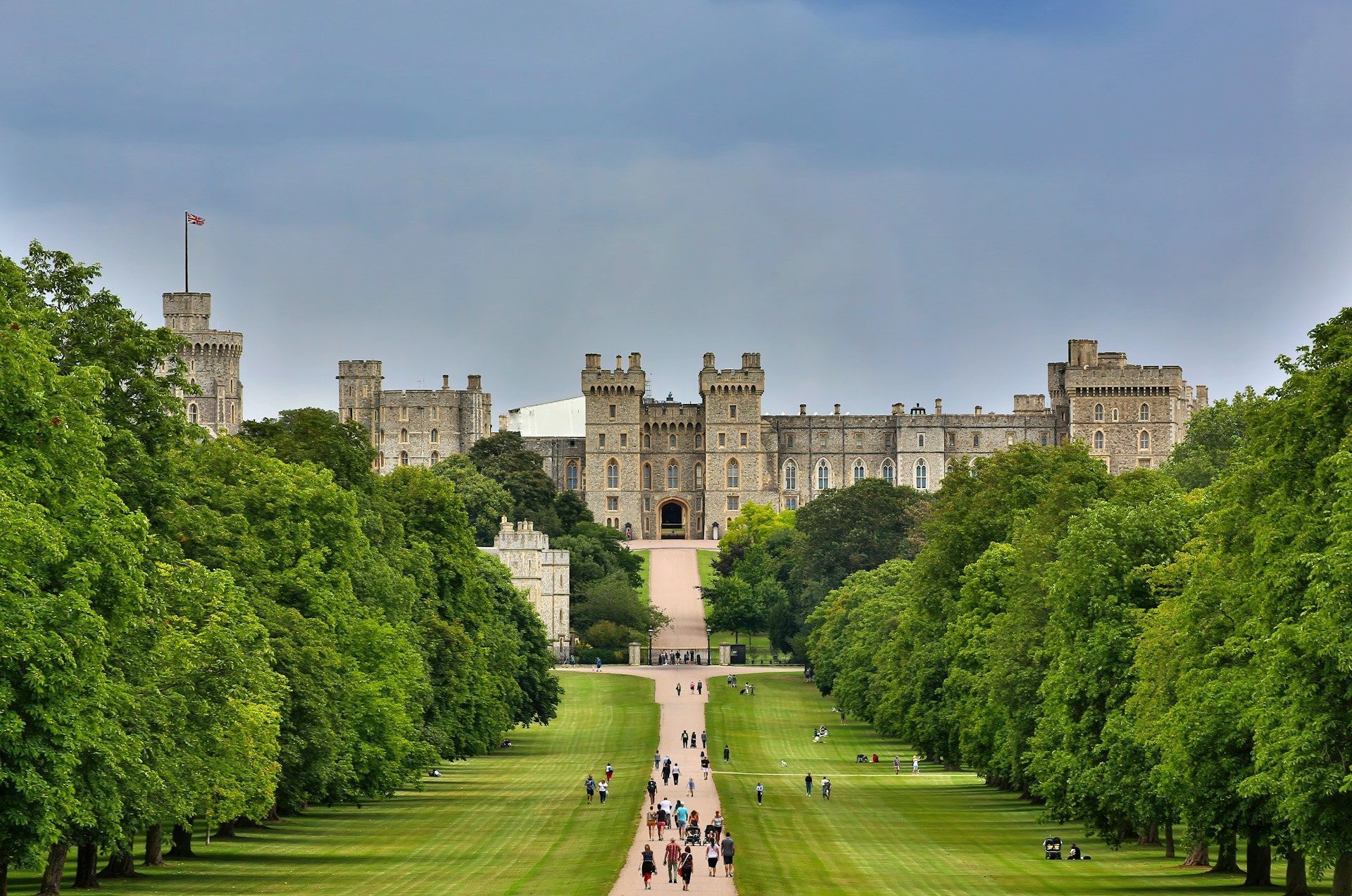 Castelo de Windsor visto a partir da alameda arborizada batizada de The Long Walk • Foto de Simon Hurry na Unsplash