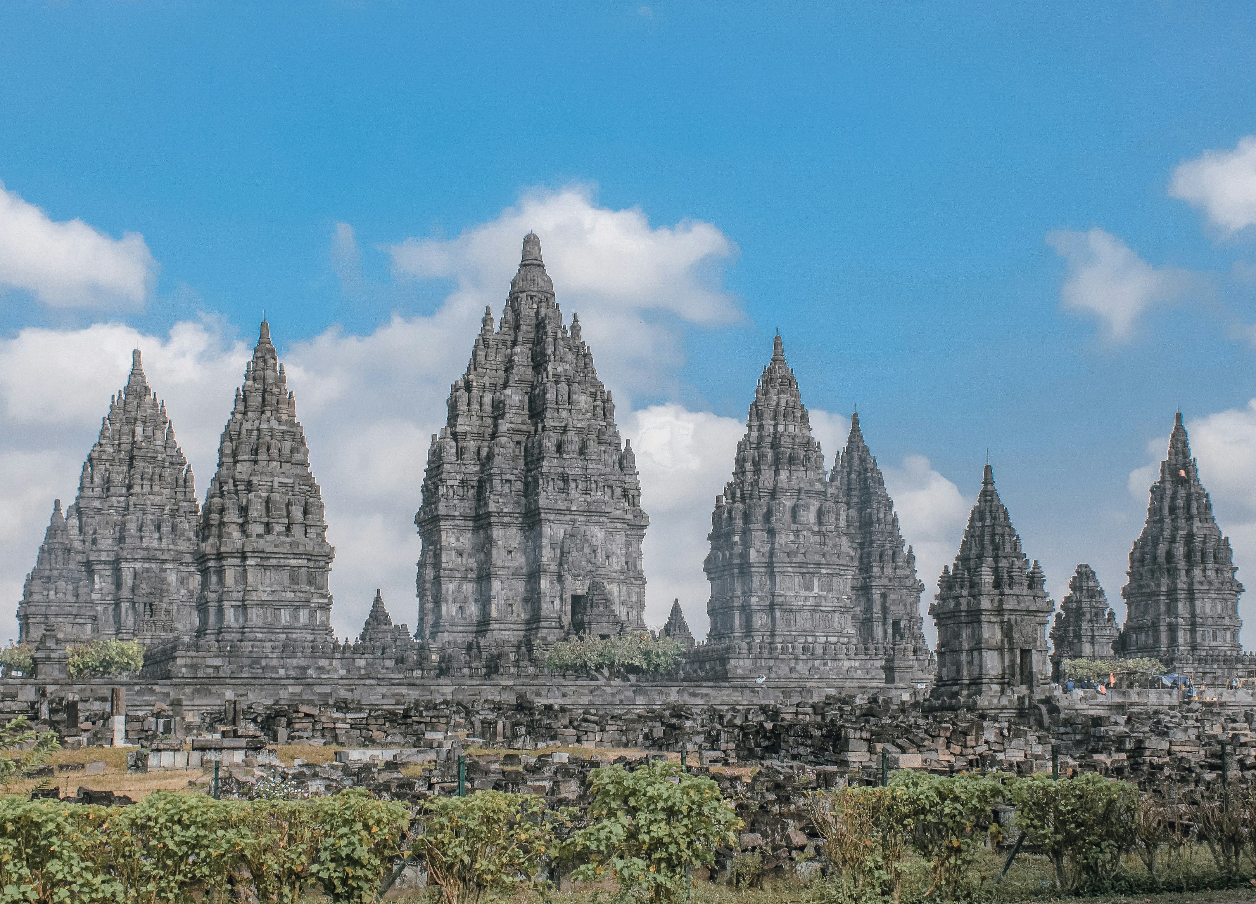 O Prambanan é o maior complexo de templos hindus da Indonésia • Eugenia Clara/Unsplash
