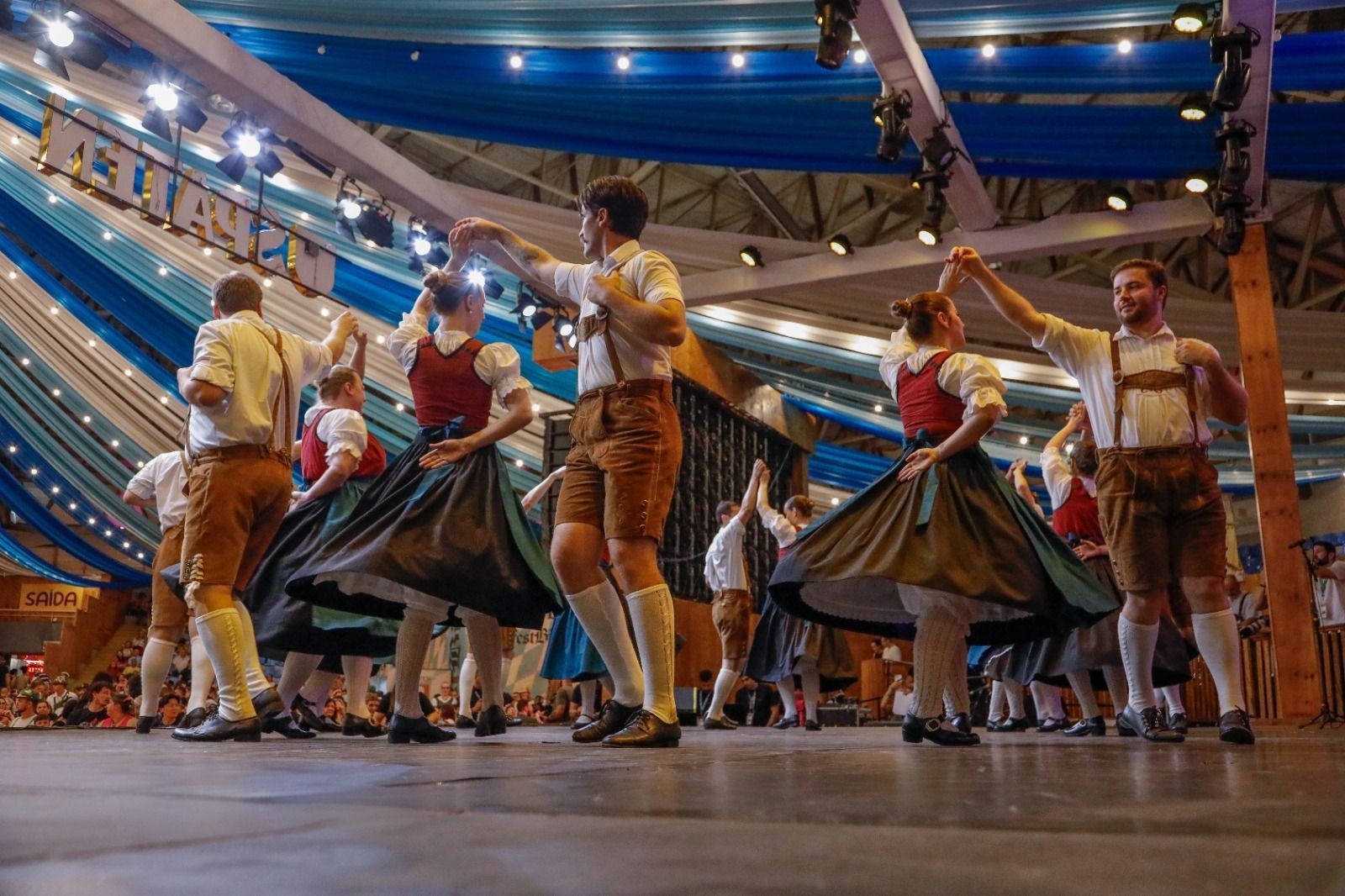 Integrantes de grupo folclórico realizam apresentação de dança germânica na Oktoberfest Blumenau • Divulgação