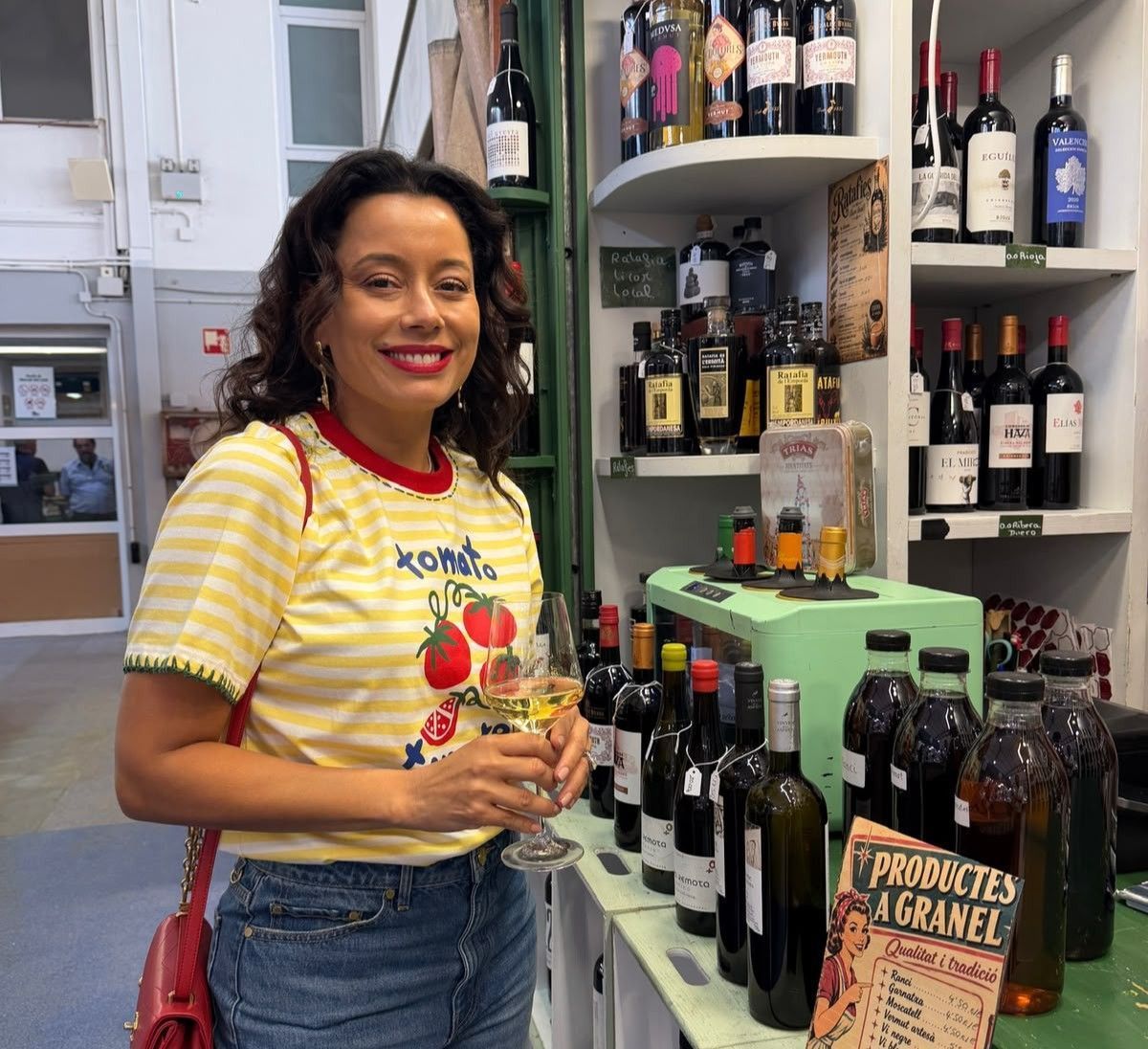 Lojas do Mercat del Lleó vendem produtos típicos, entre vinhos e charcutaria • CNN Viagem & Gastronomia