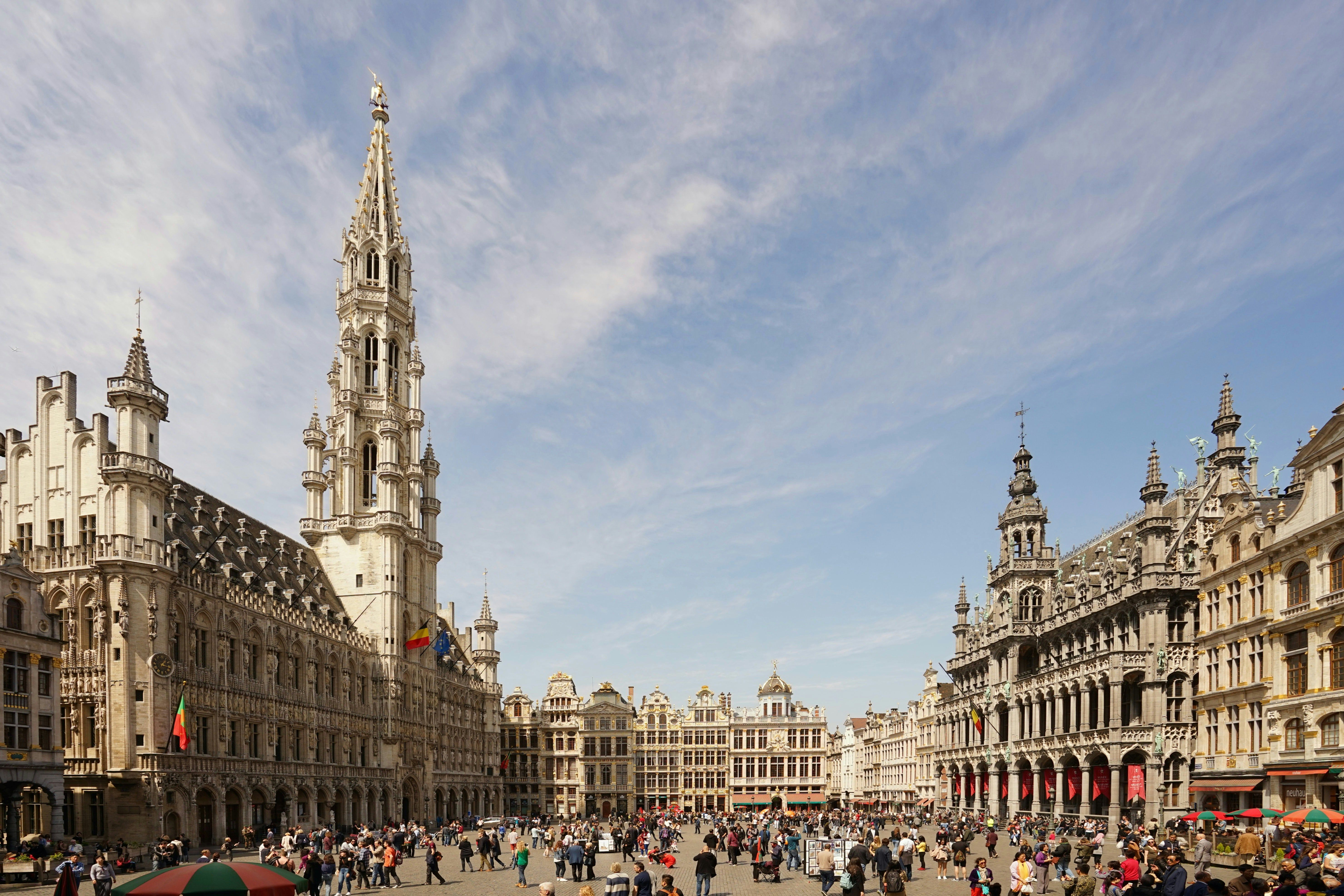 A Grand-Place abriga a Câmara Municipal de Bruxelas e eventos festivos • Tomas Tuma/Unsplash