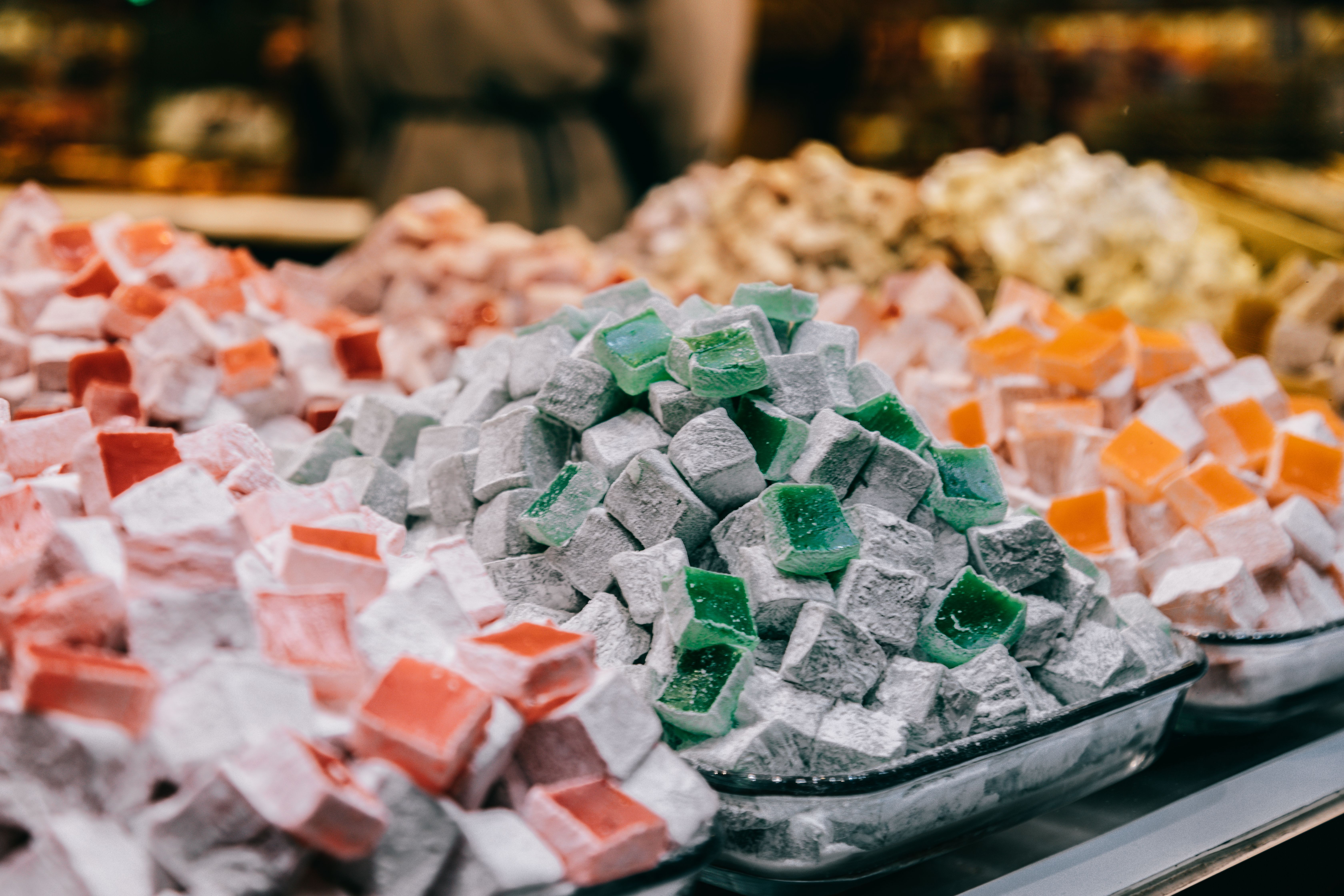 Esta iguaria turca extremamente famosa, comumente conhecida como Delícia Turca, remonta a séculos e é produzida fervendo água, amido e açúcar juntos para produzir delicados cubos de gelatina • Pexels