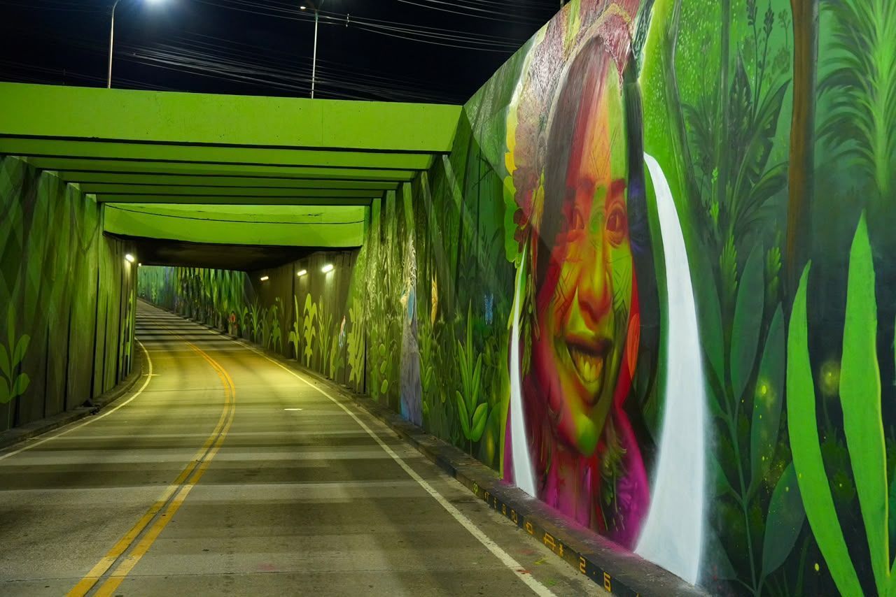 Passagem entre as avenidas Constantino Nery e Theomário Pinto recebeu obras de diversos artistas, incluindo Teo Onda e André Hullk • Divulgação/Prefeitura de Manaus