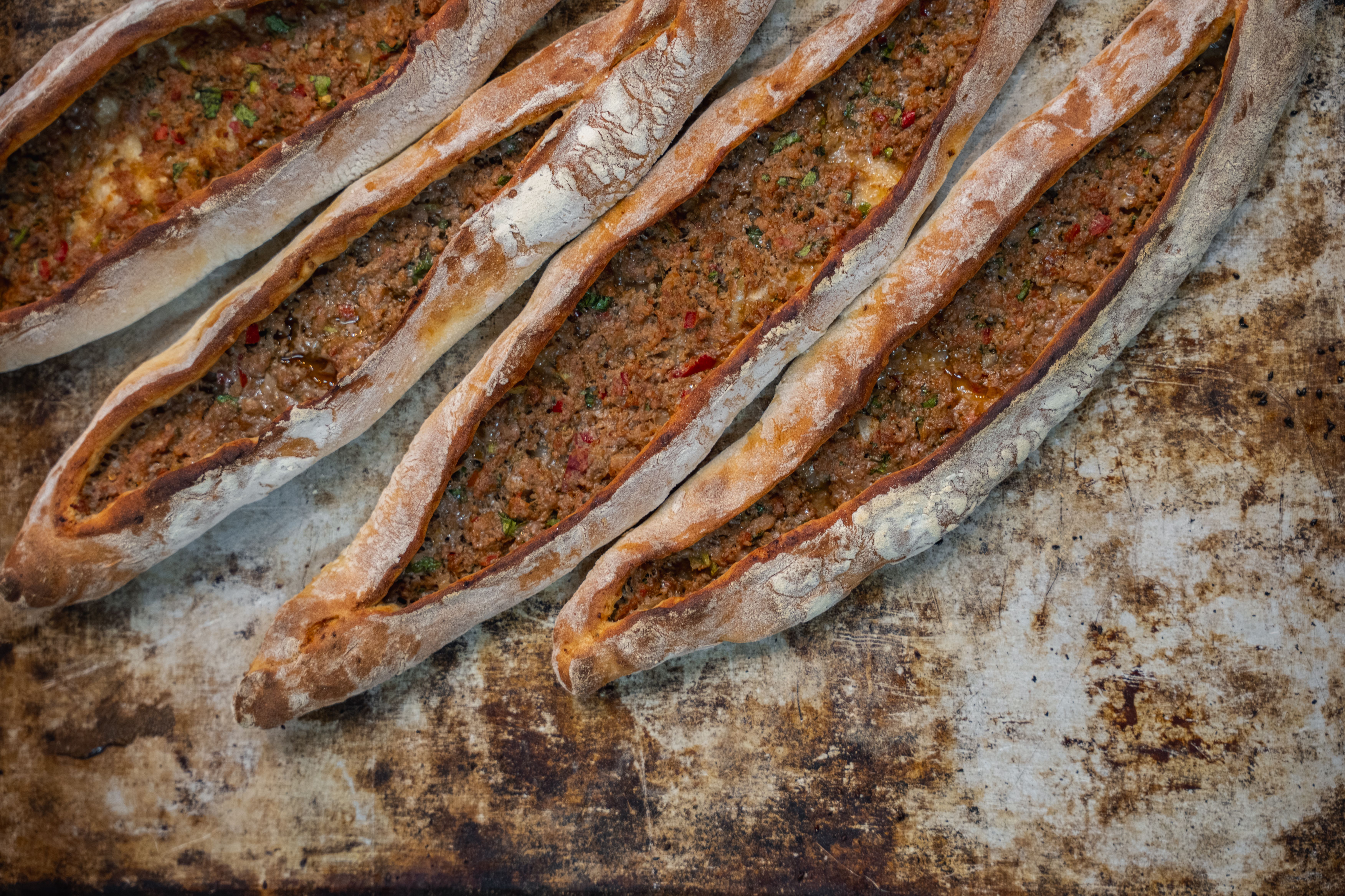 Um dos pratos favoritos dos turcos, o pide é um tipo de pão achatado feito com bolas de massa esticadas em uma base alongada e recheadas com diversos ingredientes • Pexels