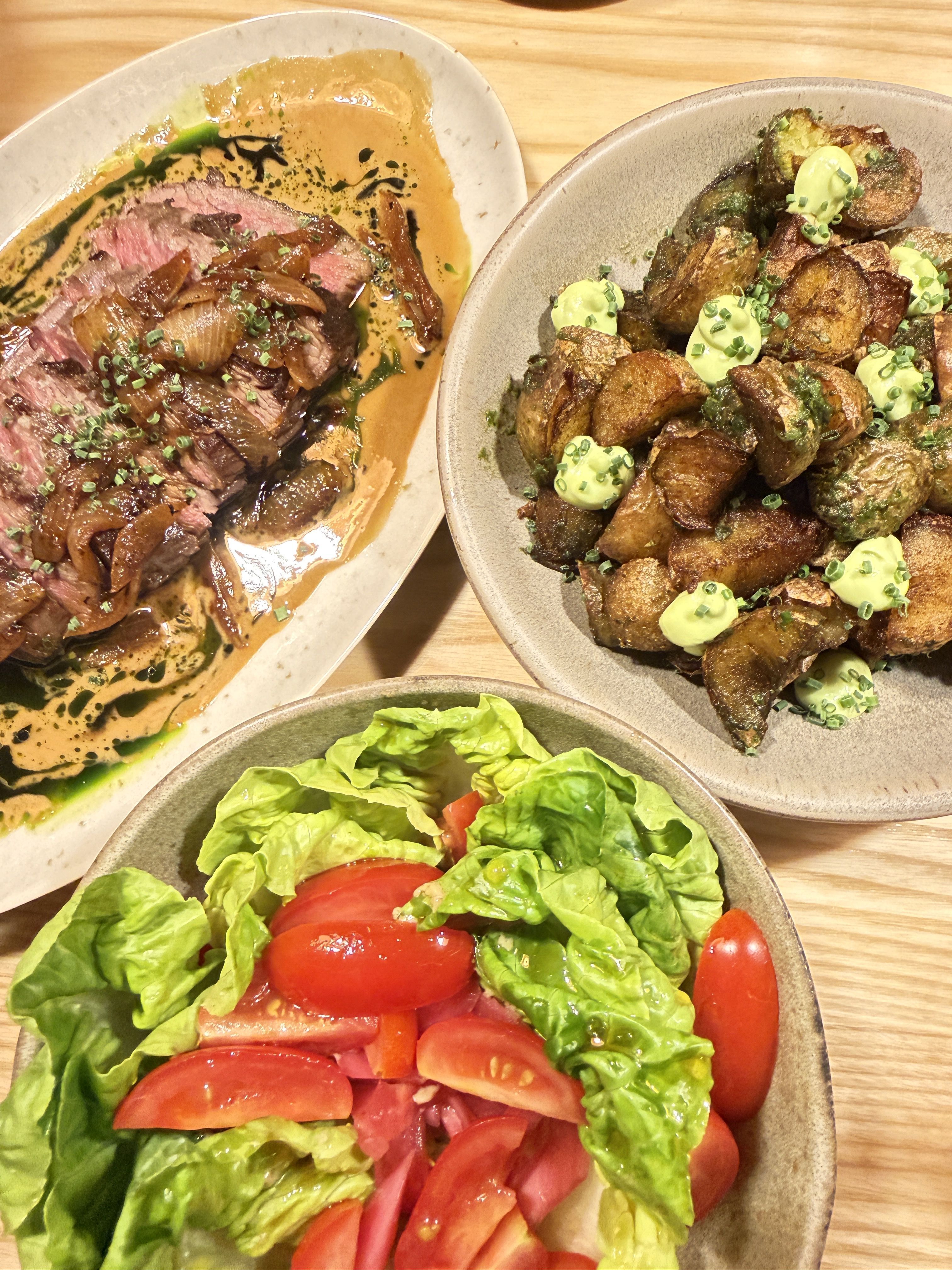 Carne bovina maturada, batata ao murro e salada • Tina Bini