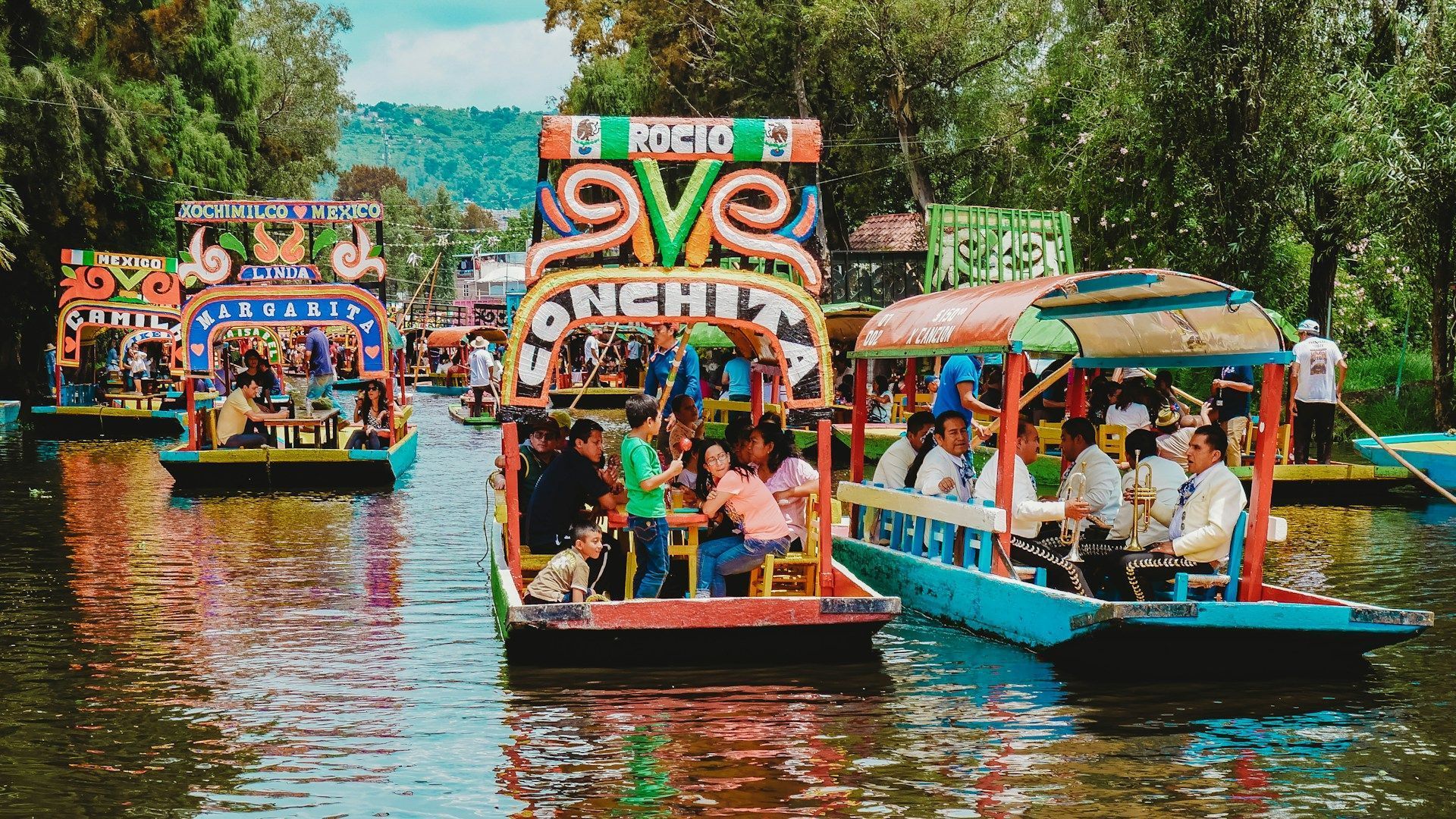 Os passeios de trajinera em Xochimilco são tradicionais na Cidade do México • Foto de Roberto Carlos Román Don na Unsplash