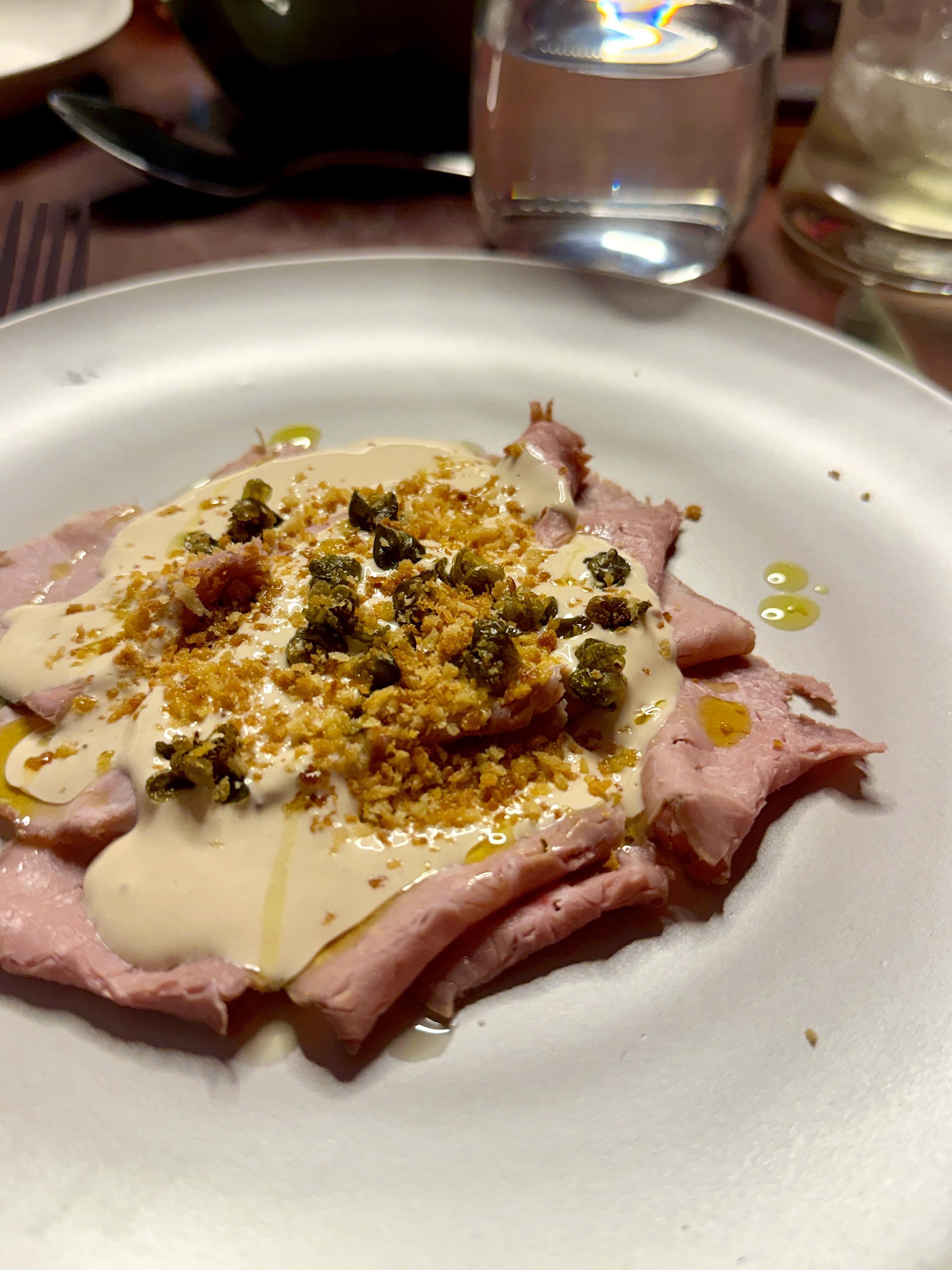 Vitello tonnato é uma das etapas do jantar • Tina Bini